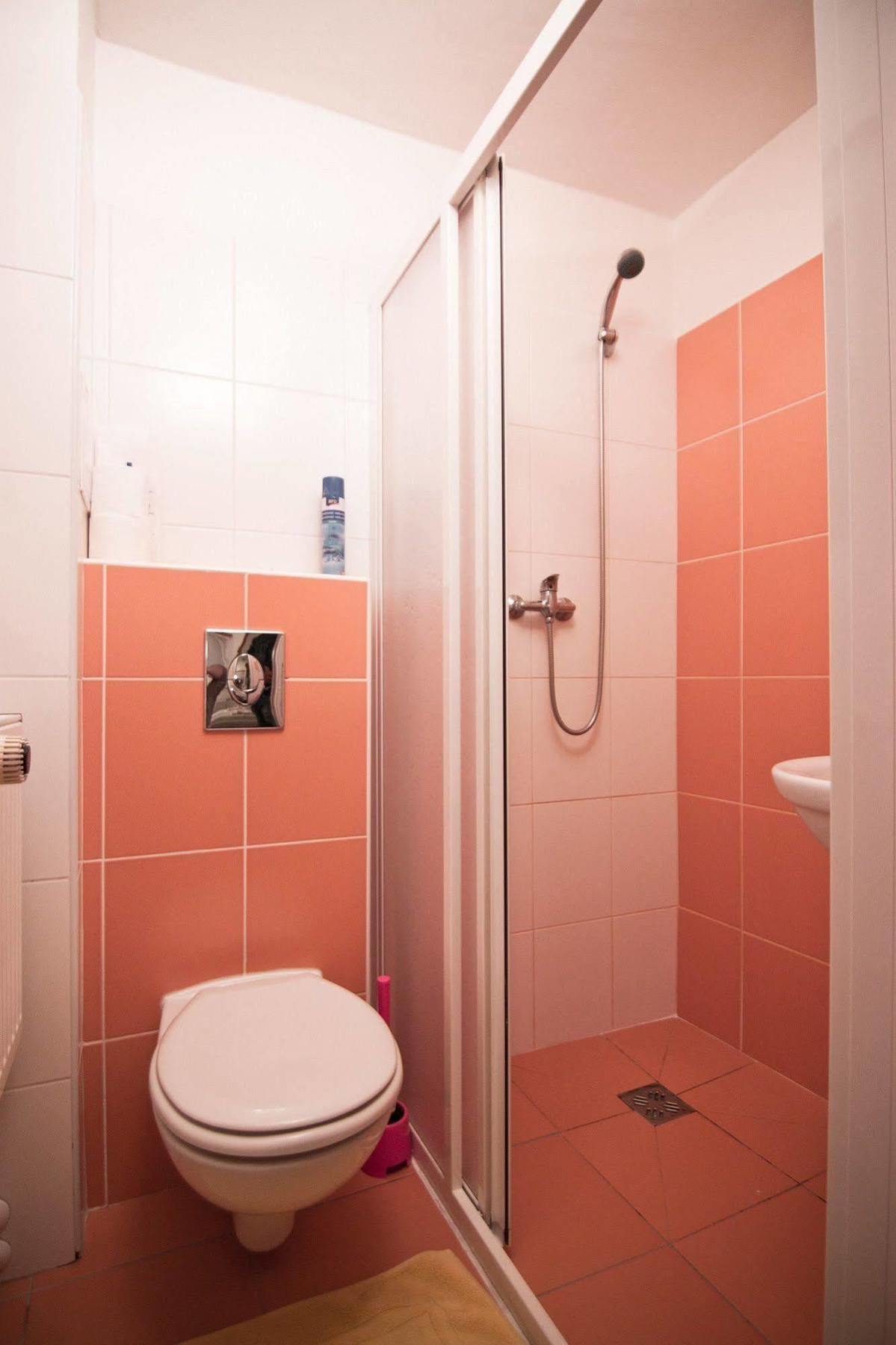 Nika Konukevi Prag